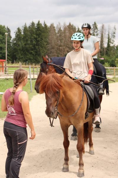 Berittenes Bogenschießen für Jugendliche
