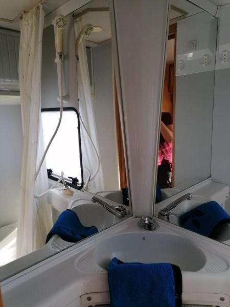 Bad mit Waschbecken, Dusche, Warmwasser