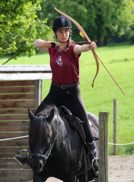 Berittenes Bogenschießen im Schritt