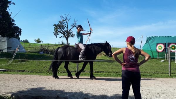 Berittenes Bogenschießen