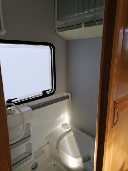 Mit Toilette