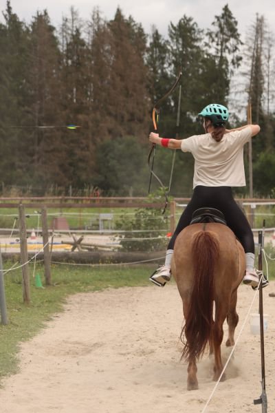 Berittenes Bogenschießen ist bei uns ab 12 Jahren möglich