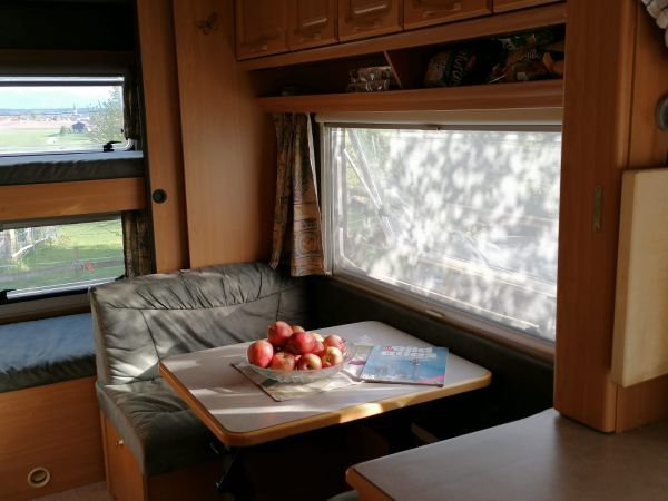 Sitzecke im Camping-Trailer